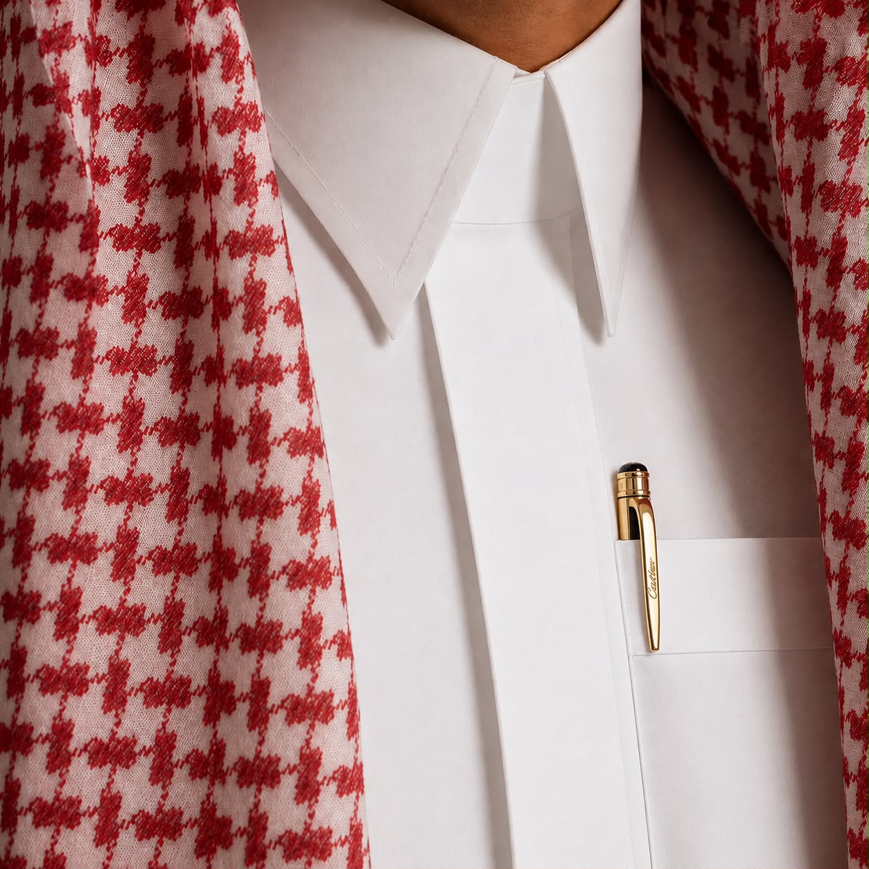ثوب أبيض معلّق على شمّاعة نحاسية
